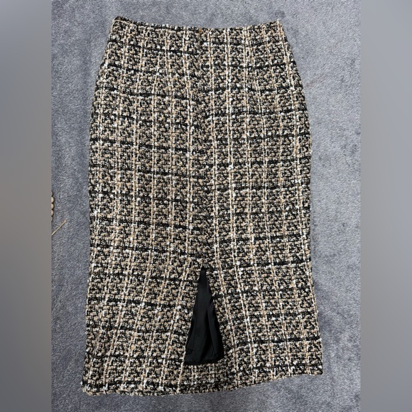 Chic Tweed Pencil Skirt in Black and White - Picture 2 of 2